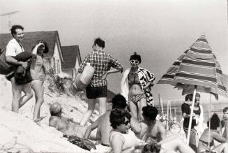 Winogrand,Garry,WomeninWhiteSunglassesonBeach,2013.76.17